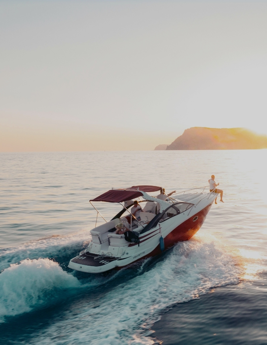 https://propspeed.sgp1.digitaloceanspaces.com/Forms/Propspeed-boat-cruising-through-the-ocean.jpg
