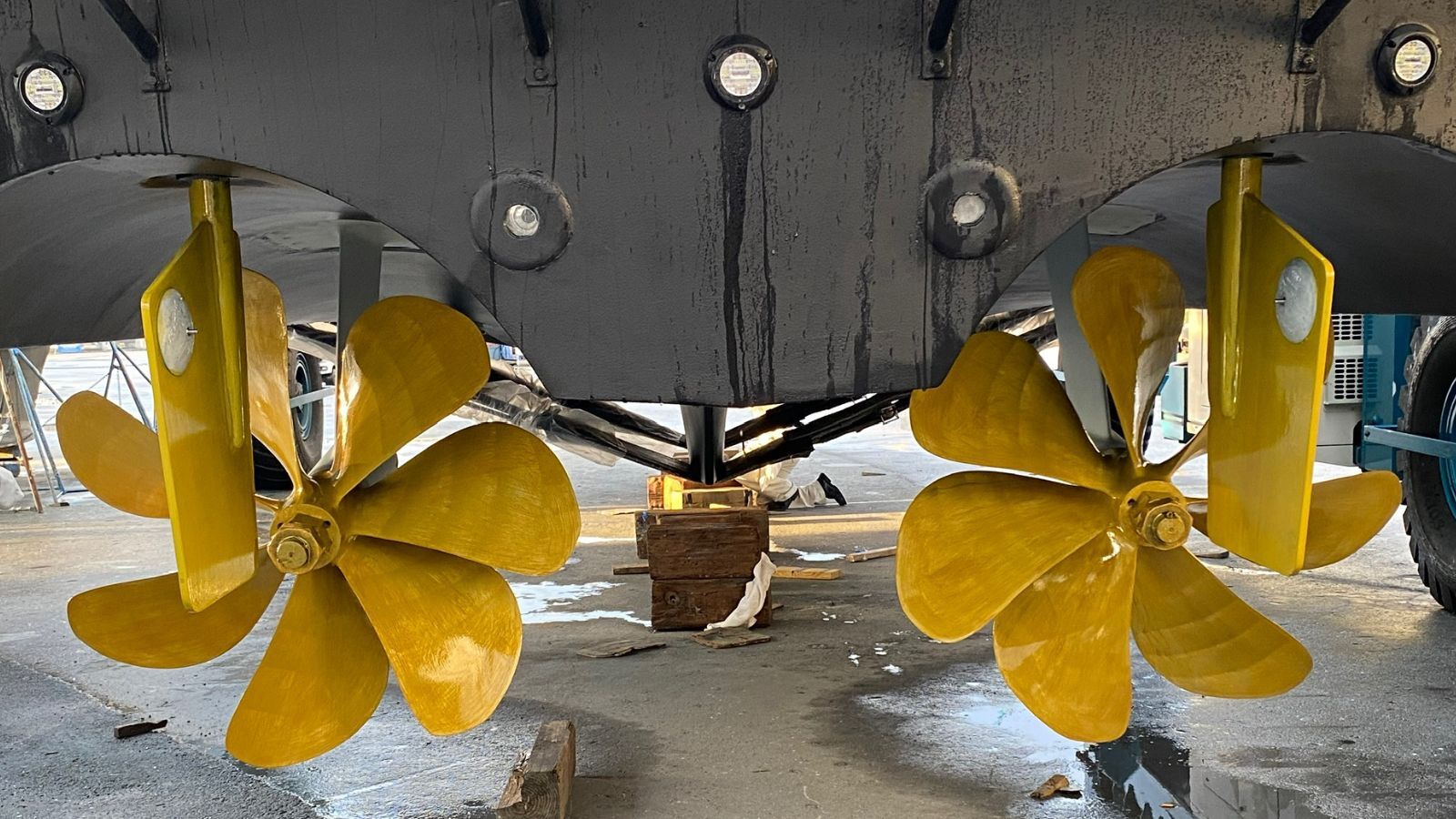 https://propspeed.sgp1.digitaloceanspaces.com/Propspeed-Product/Propspeed-Gallery/2-Propspeed-and-lightpseed-applied-to-a-yacht.jpg